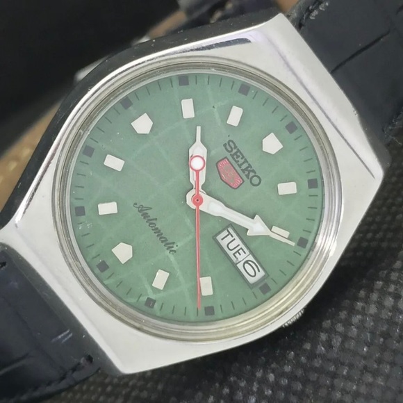 Vintage 1975 Seiko 5 Automatic Mens Silver Watch W/Green Face & Leather Strap - Picture 2 of 8